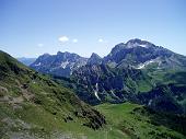 16 Le dolomie di Valcanale (Arera, Cima di Valmora, Fop, Secco) da vetta Tre Pizzi